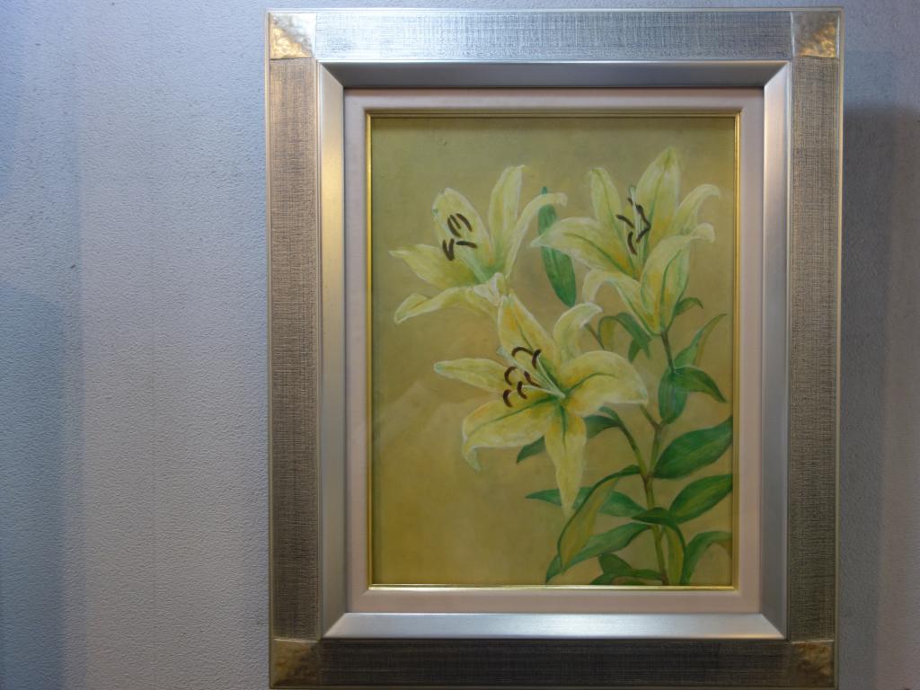 院内に飾られた花の絵は、日本画を嗜む院長による作品です。