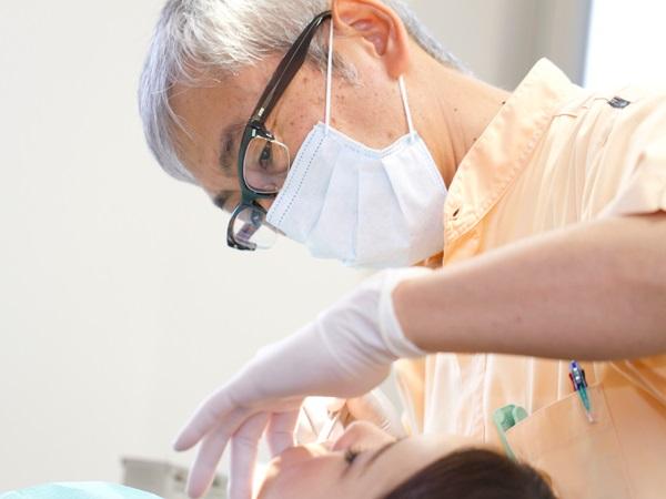 院長は全国で約600人しかいない日本矯正歯科学会指導医の資格を保有しています。
