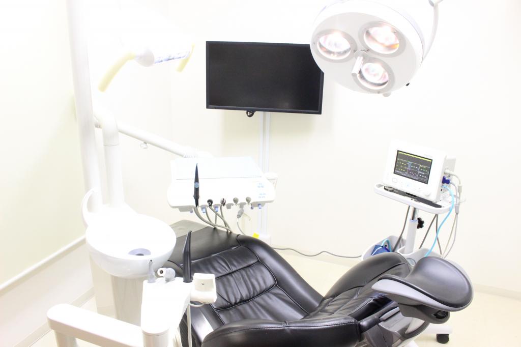 オペもできる個室の特診室です。エアフローも設置されていて、大きなモニターを見ながら診療ができます。