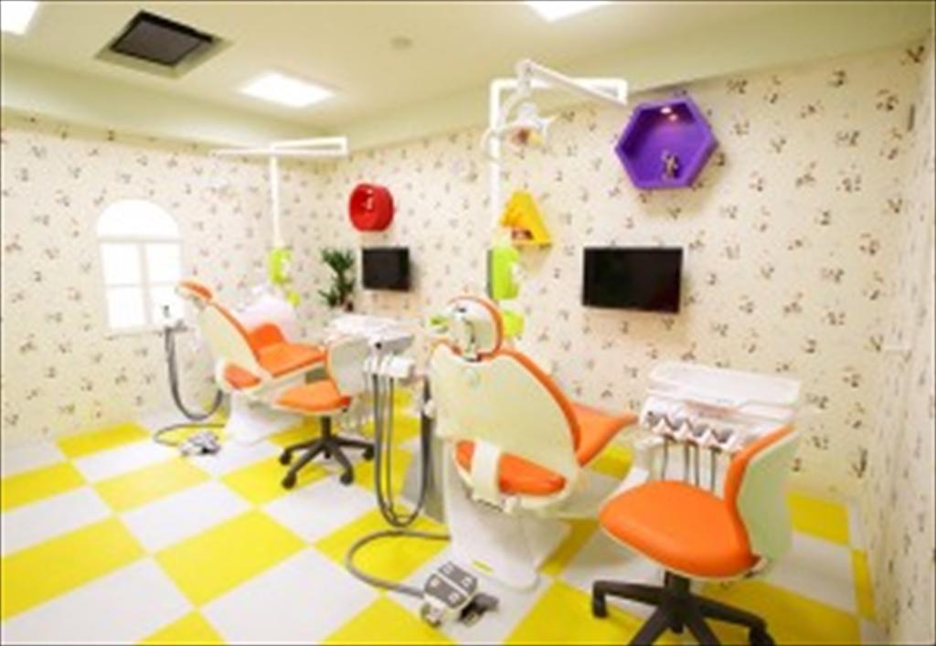 お子様向けにはカラフルでポップな治療室にすることで「歯医者＝怖い」をなるべく軽減するようにしています。